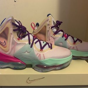 LEBRON 19 X1X Men’s Size 11 / Women 12.5